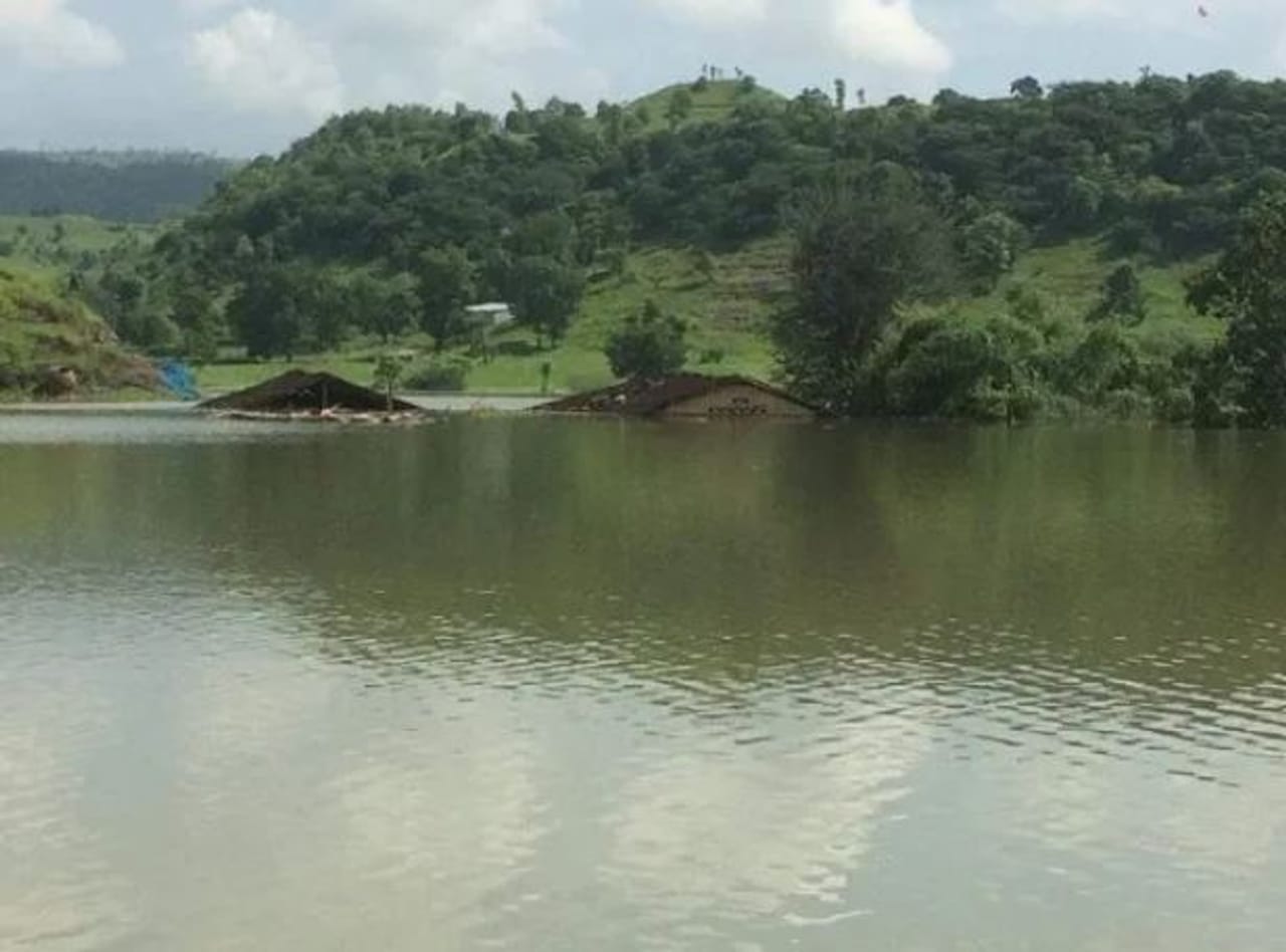 भारतात साधारण 400 नद्या आहेत. परंतु या सर्व नद्यांमध्ये फक्त एकच नदी अशी आहे जी विरुद्ध दिशेने वाहते. इतर सर्व नद्या या पूर्वेकडे वाहतात. परंतु ही एकमेव नदी पश्चिमेकडे वाहते. या नदीचे नाव नर्मदा नदी असे आहे. 