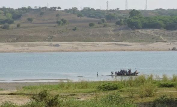 नर्मदा नदीचा उगम मध्य प्रदेशातील अमरकंटक येथे होतो. अमरकंटक हे मध्य प्रदेशातील धार्मिक स्थळ आहे. ही नदी नंतर महाराष्ट्रातून जाते. नंतर ती गुजरात राज्यात प्रवेश करते. गुजरातमधील भरूच येथे ती अरबी समुद्राला मिळते..