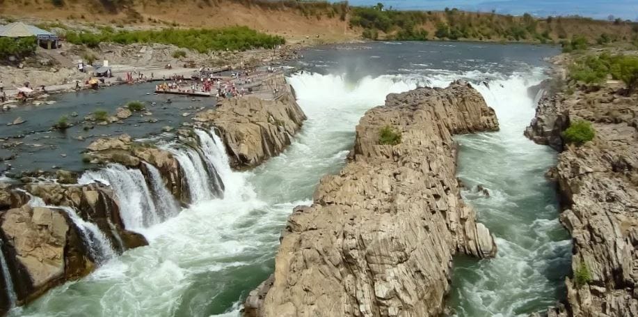 नदीचा मार्ग हा अधिक समतल आणि सपाट प्रदेशाकडे जाणार आहे. त्यामुळेच ही नदी गुजरातच्या दिशेने जाते. नर्मदा नदीपात्राच्या आजूबाजूचा प्रदेस सुपिक आहे. महाराष्ट्र, मध्यप्रदेश आणि गुजरातच्या बऱ्याच भागातील शेती ही नर्मदेच्या पाण्यावर अवलंबून आहे.