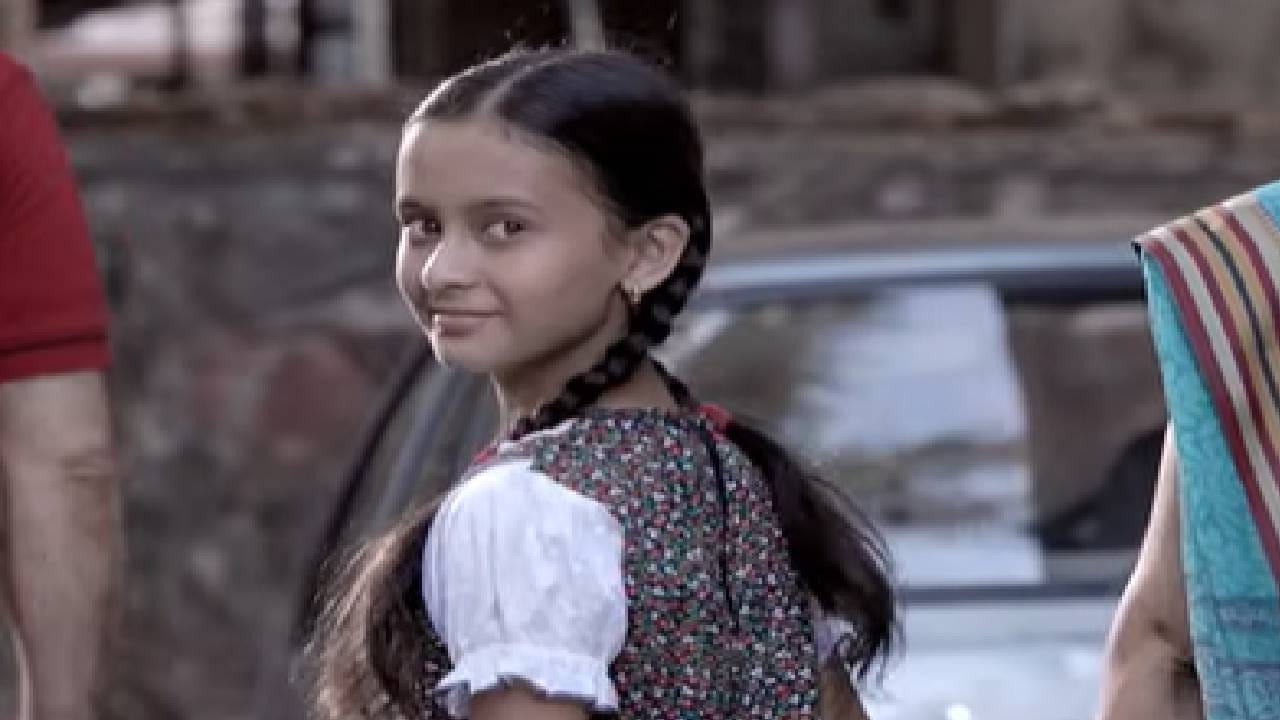 या चित्रपटात तन्वी ही भूमिका तीन विविध टप्प्यांमध्ये दाखवण्यात आली होती. त्यात बालपणीची भूमिका बालकलाकार निर्मोही अग्निहोत्री, किशोरवयीन भूमिका आर्या आंबेकरने आणि तरुणपणातील भूमिका तेजश्री प्रधानने साकारली होती.