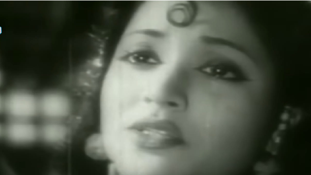 हे अजरामर गीत ‘नागिन’ या चित्रपटातील आहे. या गाण्याला स्वर दिला आहे स्वरसम्राज्ञी लता मंगेशकर यांनी. संगीतकार हेमंत कुमार यांच्या सुमधुर संगीतात आणि गीतकार राजेंद्र कृष्ण यांच्या भावस्पर्शी शब्दांत हे गाणे जणू दु:खाची हाक बनून प्रेक्षकांपर्यंत पोहोचले. 