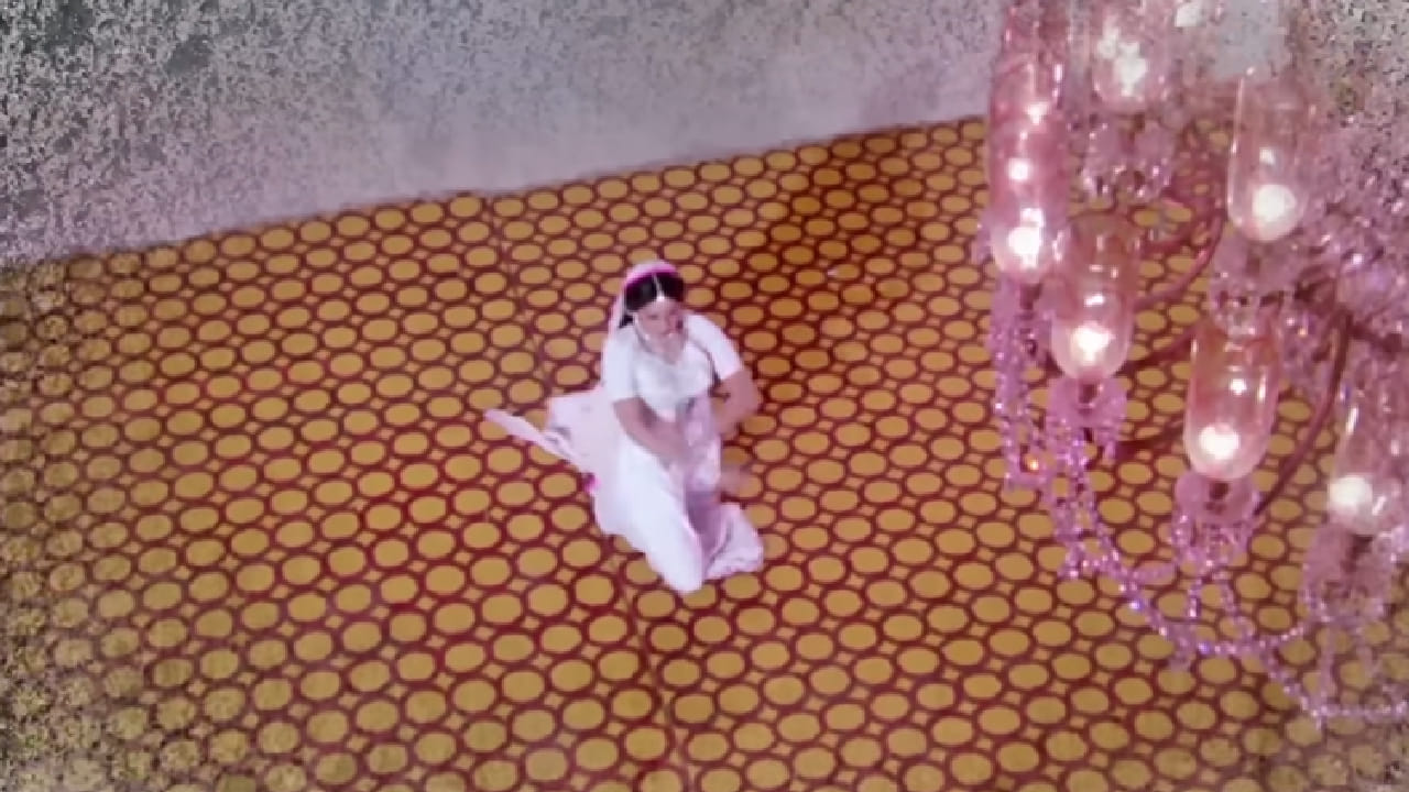 हिंदी चित्रपटसृष्टीत जेव्हा एखाद्या अशा लेडी सुपरस्टारचा उल्लेख केला जातो, जी केवळ आपल्या काळातीलच नाही तर नव्या पिढीतील कलाकारांसाठीही प्रेरणास्थान ठरली. यामध्ये सर्वप्रथम नाव घेतले जाते ते अभिनेत्री श्रीदेवी यांचे. 