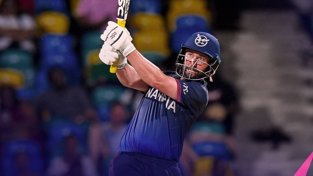 नामिबिया तसा दुबळा संघ, पण त्यांनी 2022 मध्ये उलटफेर करत आश्चर्याचा धक्का दिला होता. नामिबियाने बलाढ्य श्रीलंकेला पराभवाची धूळ चारली होती. नामिबियाने प्रथम फलंदाजी करताना 163 धावा केल्या. पण श्रीलंकाचा डाव फक्त 108 धावांवर आटोपला. नामिबियाने या सामन्यात 55 धावांनी विजय मिळवला. (Photo- ICC X) 