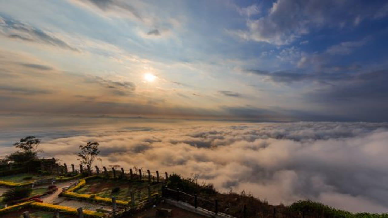 जर तुम्ही कर्नाटकला जाण्याचा प्लॅन करत असाल तर नंदी हिल स्टेशनचे नाव तुमच्या यादीत नक्कीच असायला हवे. हिरवेगार जंगल, विस्तीर्ण चहाचे मळे, मन मोहून टाकणारे धबधबे आणि थंड हवामान यामुळे हे ठिकाण पर्यटकांना भुरळ घालते.