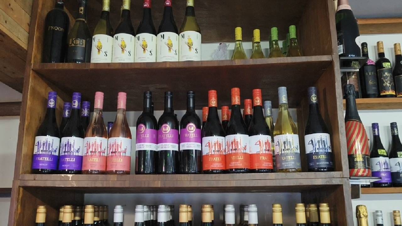 युरोपीयन महासंघ, ऑस्ट्रेलिया, कॅनडा आणि युके यासह इंटरनॅशनल देशातील वाईनवरील सध्याचे 150 टक्के आयात शुल्क काही देशांसाठी 20 टक्क्यांपर्यंत कमी करण्याचा विचार सुरू असून अमेरिकेसोबतही तत्सम धोरण राहण्याची शक्यता असल्याने यामुळे वाईन उद्योजकांची डोकेदुखी वाढली आहे 