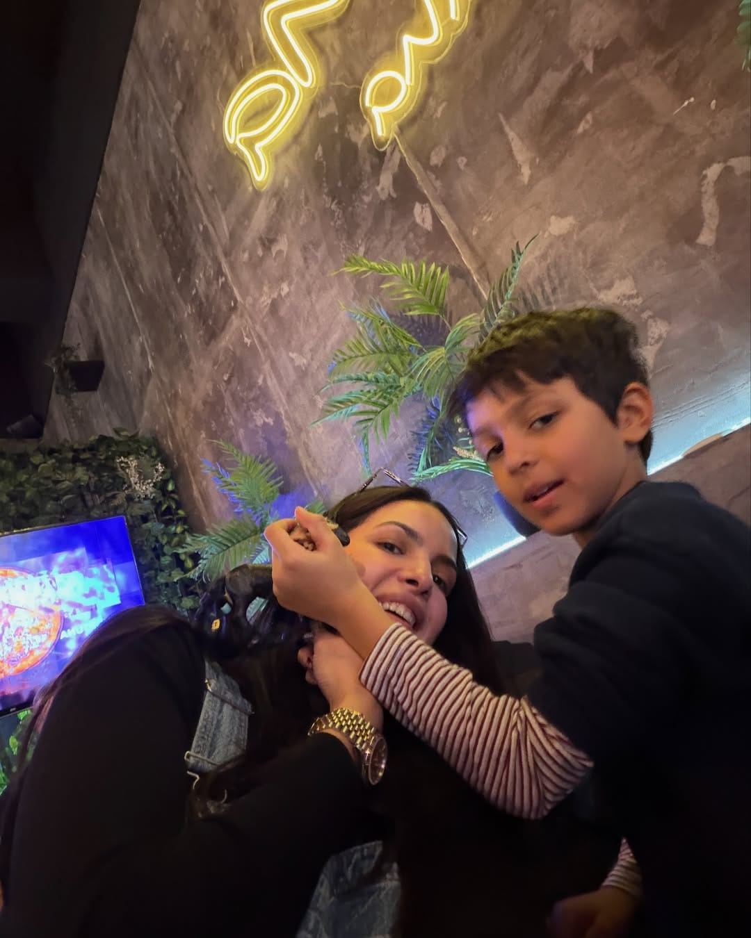 नताशा सोशल मीडियावर कायम सक्रिय असते. सोशल मीडियावर तिच्या चाहत्यांची संख्या देखील फार मोठी आहे. चाहत्यांच्या संपर्कात राहण्यासाठी अभिनेत्री कायम स्वतःचे फोटो आणि व्हिडीओ देखील सोशल मीडियावर पोस्ट करत असते. 