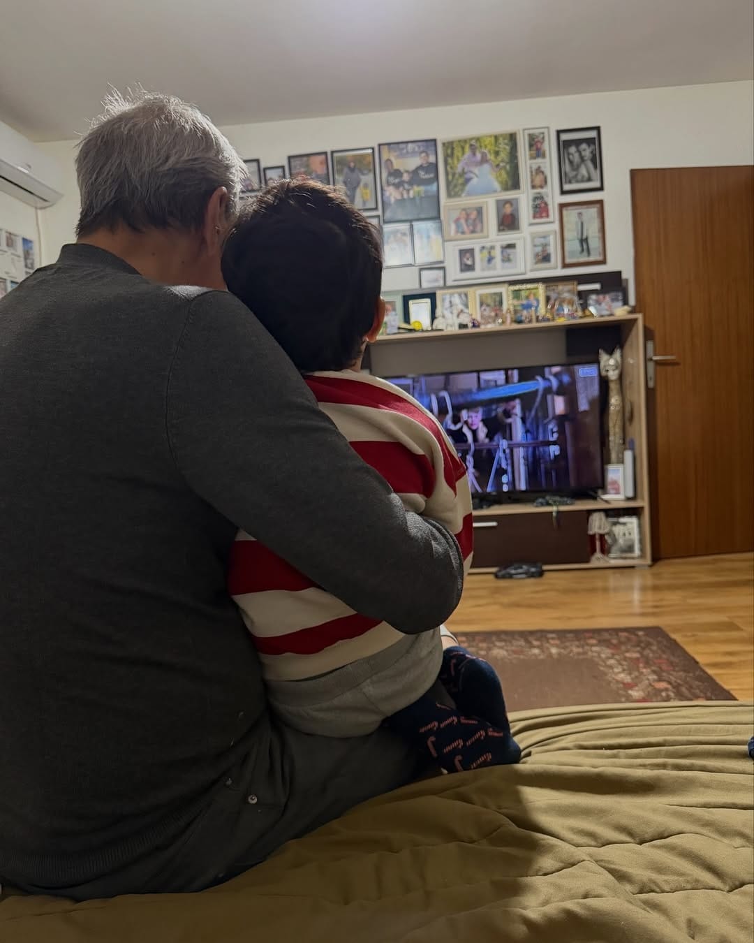 नताशा कायम मुलासोबत फोटो आणि व्हिडीओ सोशल मीडियावर पोस्ट करत असते. मुलासोबत फिरताना... त्याच्यासोबत खेळताना नताशा कायम फोटो पोस्ट करत असते. तिचे फोटो देखील सोशल मीडियावर व्हायरल होत असतात. 