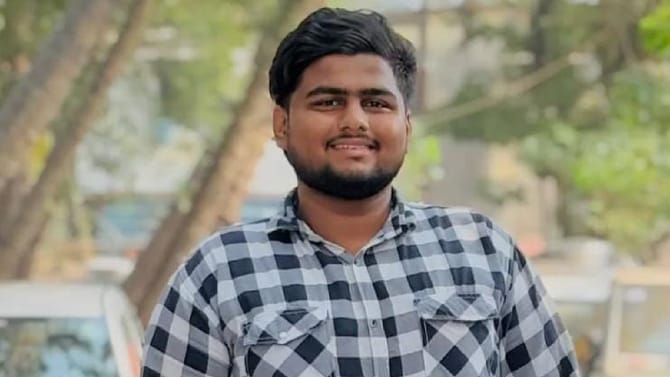 बारावीचा पहीलाच पेपर, विद्यार्थ्यांचा लोकलमधून पडून दुर्देवी मृत्यू