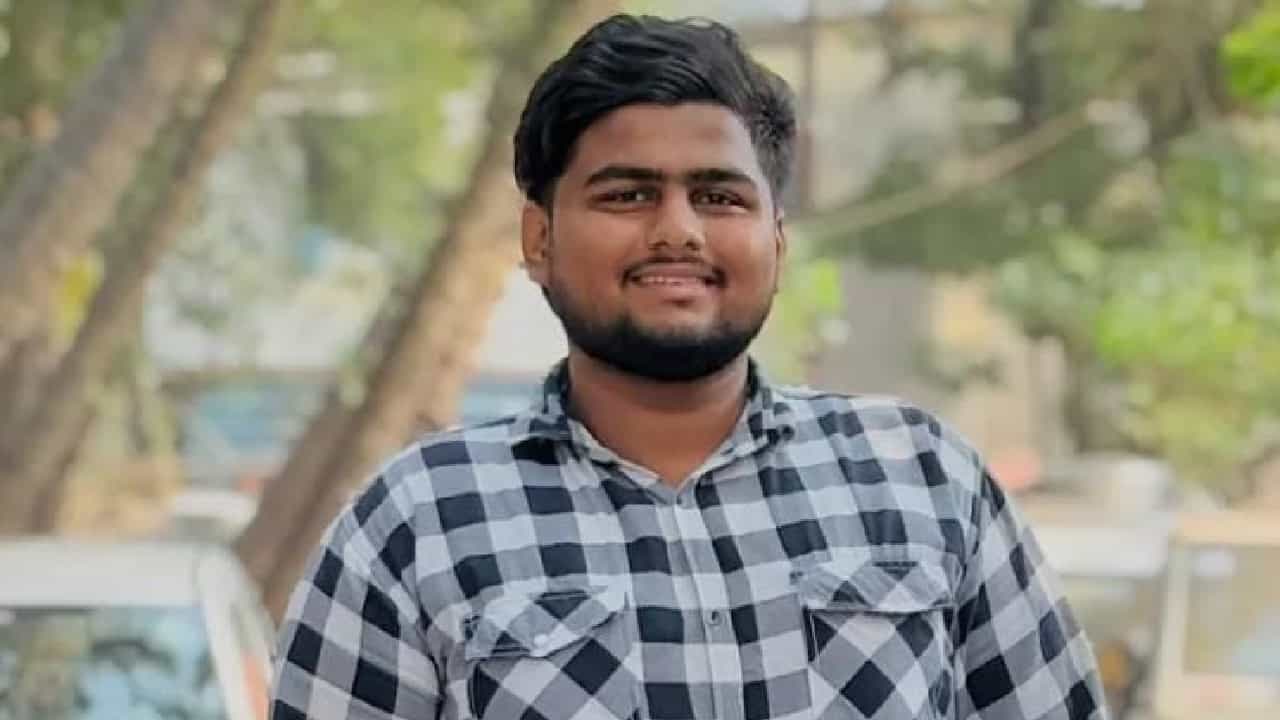 बारावीचा पहीलाच पेपर, विद्यार्थ्यांचा लोकलमधून पडून दुर्देवी मृत्यू, प्रचंड गर्दीमुळे तोल गेला