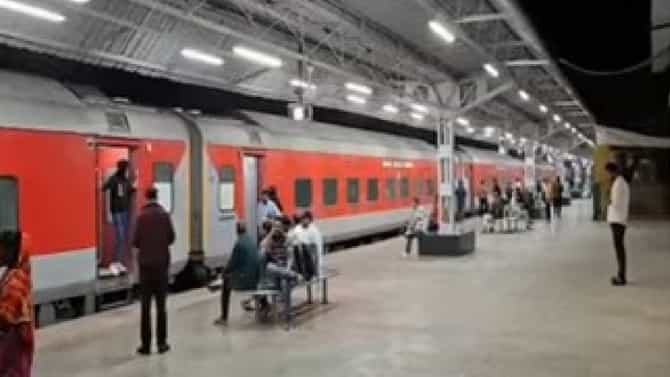 खर्डी ते उंबरमाळी दरम्यान मालगाडीचे इंजिन फेल, मध्य रेल्वेची वाहतूक विस्कळीत, प्रवाशांचे हाल