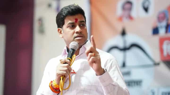 Shrikant Shinde | आम्ही उठाव केला नसता तर मंत्रीपद मिळालं नसतं; श्रीकांत शिंदेंचा गणेश नाईकांना थेट इशारा Shrikant Shinde | आम्ही उठाव केला नसता तर मंत्रीपद मिळालं नसतं; श्रीकांत शिंदेंचा गणेश नाईकांना थेट इशारा