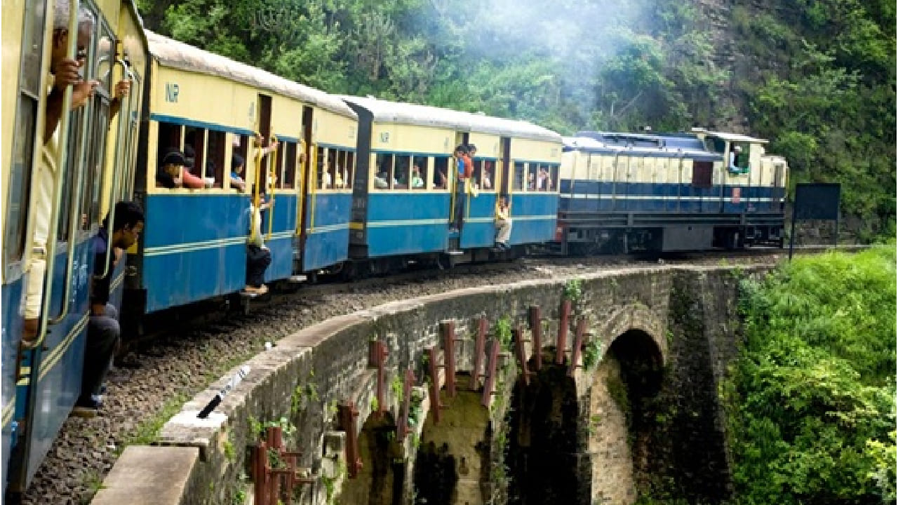 भारतामधील सर्वात मंद गतीने धावणारी ट्रेन म्हणजे निलगिरी माउंटन रेल्वे. ही ट्रेन तामिळनाडू राज्यातील मेट्टुपलयम ते ऊटी दरम्यान धावते. विशेषतः ऊटी आणि कुन्नूरला भेट देणाऱ्या पर्यटकांमध्ये ही ट्रेन प्रचंड लोकप्रिय आहे. 