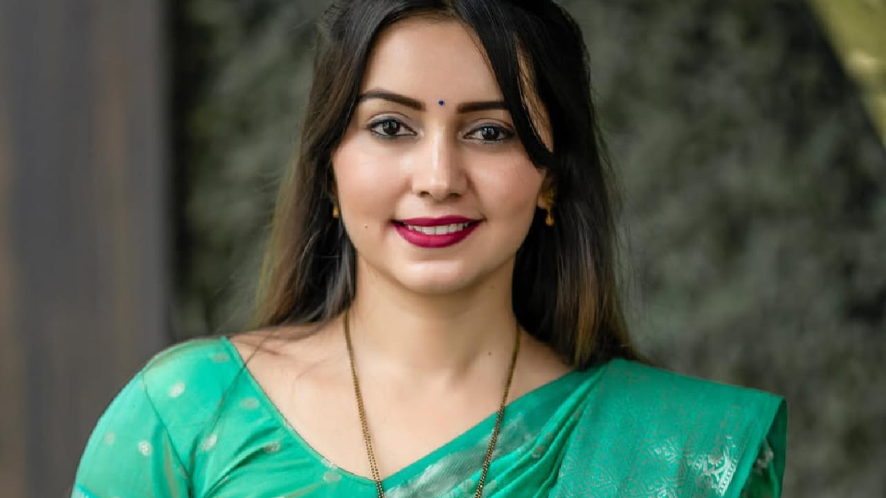 मोठ्या संख्येनं लोक त्यांना सोशल मीडियात फॉलो करतात. मात्र सोशल मीडियावरची प्रसिद्धी आणि लोकप्रियता मतांमध्ये रुपांतरीत करु शकल्या नाहीत. त्यांच्या विरोधात मुख्य लढत भाजपच्या मनिष पाचंगेंशी होती.  पाचंगेंनी निर्मला नवलेंना 300 मतांनी पराभूत केलं. हा पराभव नवले आणि त्यांच्या चाहत्यांसाठीही एक धक्का ठरलाय.