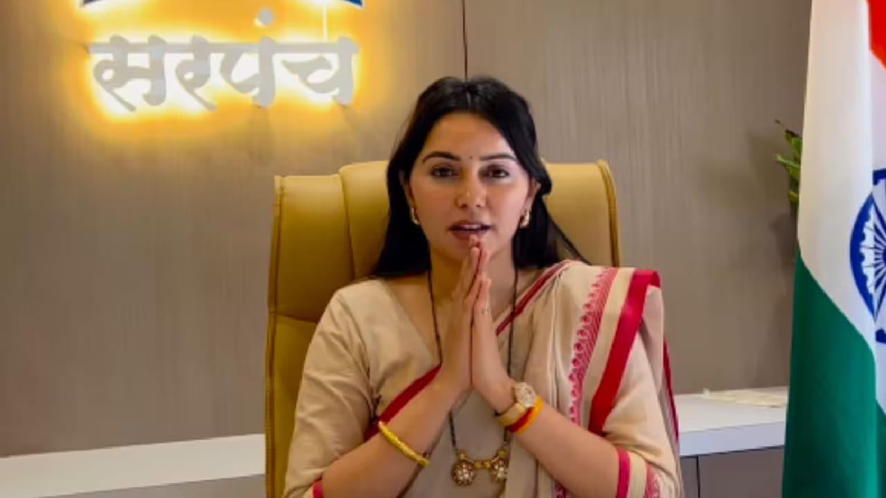  मात्र आयटी इंजिनिअर असलेल्या निर्मला नवले गावच्या राजकारणात सक्रिय आहेत. गावपातळीवरुन राजकारण सुरु करुनही सोशल मीडियातल्या राजकीय वर्तुळात त्यांनी मोठी प्रसिद्धी मिळवली.