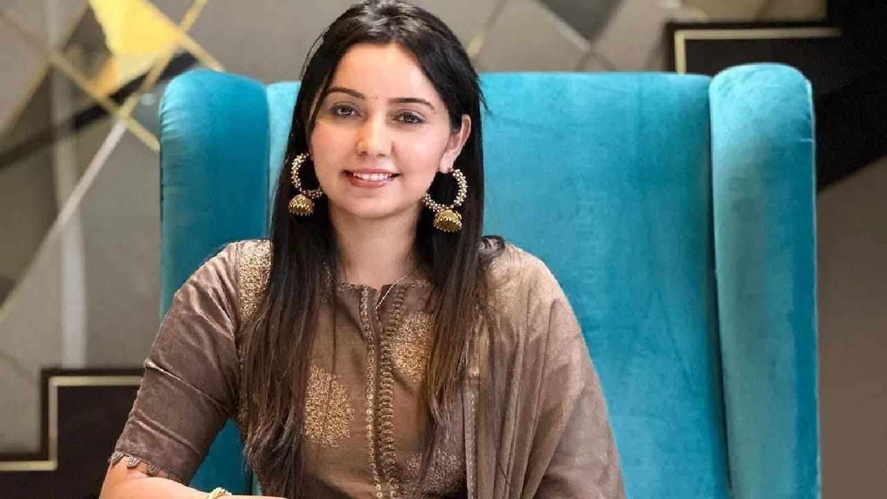 उच्चशिक्षित तरुण चेहरा म्हणून त्यांचं नाव चर्चेत आल्यानं अल्पकाळातच त्यांचे सोशल मीडियात लाखो फॉलोअर्स बनले. मात्र गावातल्या राजकारणात यश मिळालं असलं तरी पंचायत समितीच्या निवडणुकीत त्यांना पराभवाला सामोरं जावं लागलं.