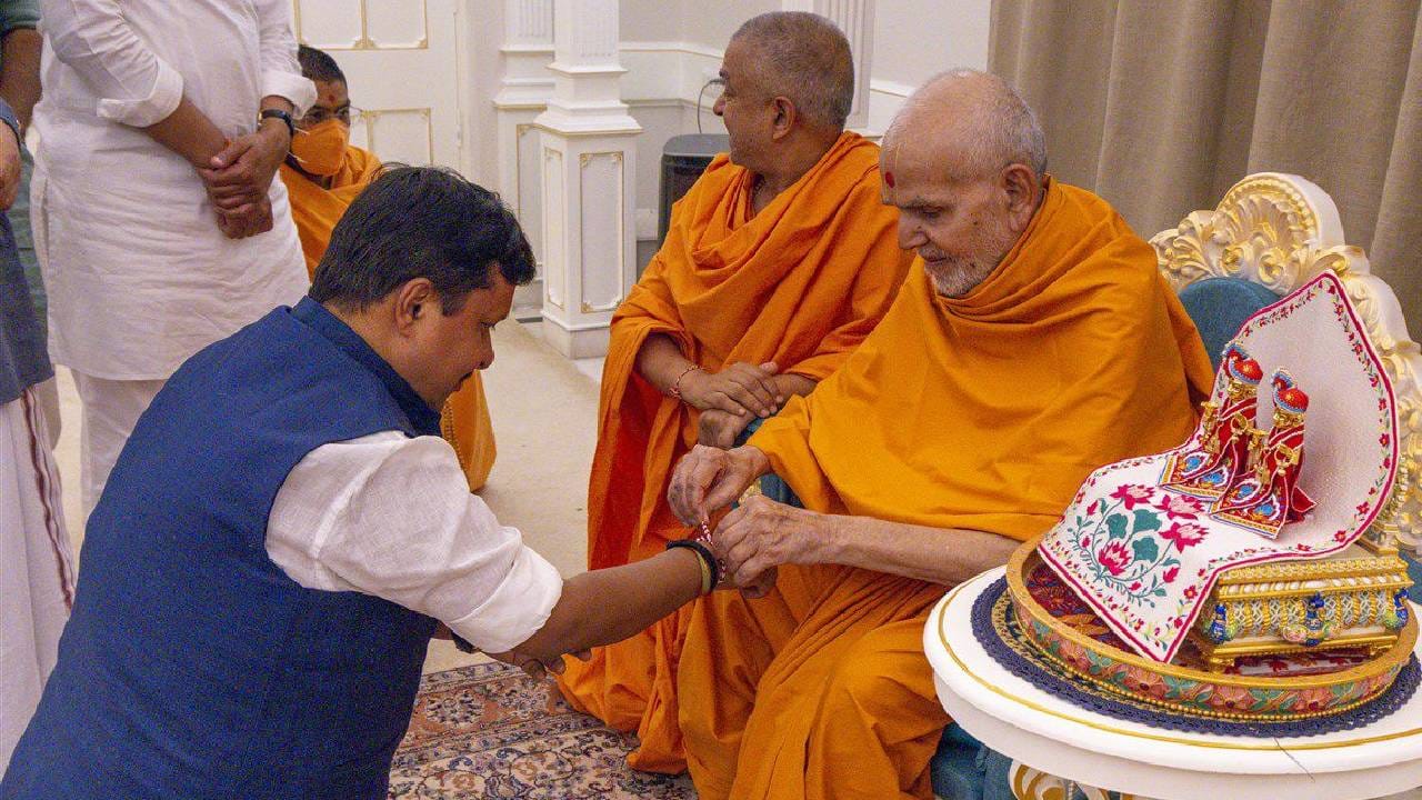 अत्यंत आत्मीयता आणि श्रद्धेच्या वातावरणात ही भेट पार पडली. यावेळी प्रतिनिधीमंडळाने महंत स्वामी महाराज यांचे आशीर्वाद घेतले. या प्रसंगी परम पूज्य स्वामीजींनी त्यांच्या समर्पित सेवाकार्यासाठी तसेच भारतात सातत्याने शांती, एकता, सौहार्द आणि समृद्धी नांदावी यासाठी मनःपूर्वक प्रार्थना केली. 