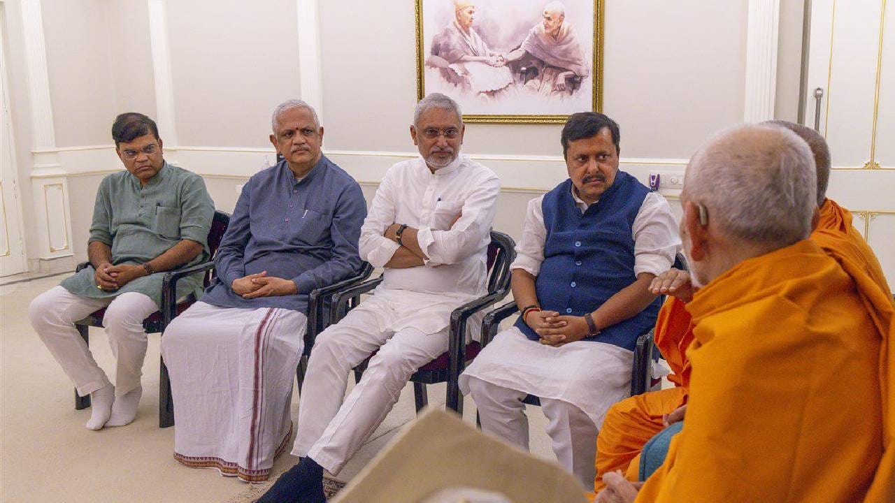 श्री नितिन नबीन यांच्यासोबत भाजपचे वरिष्ठ नेतेही यावेळी उपस्थित होते. भाजपा गुजरातचे अध्यक्ष जगदीश विश्वकर्मा, राष्ट्रीय महामंत्री (संघटन) बी. एल. संतोष तसेच भाजपा गुजरातचे संघटन मंत्री रत्नाकरजी यांचा त्यात समावेश होता.