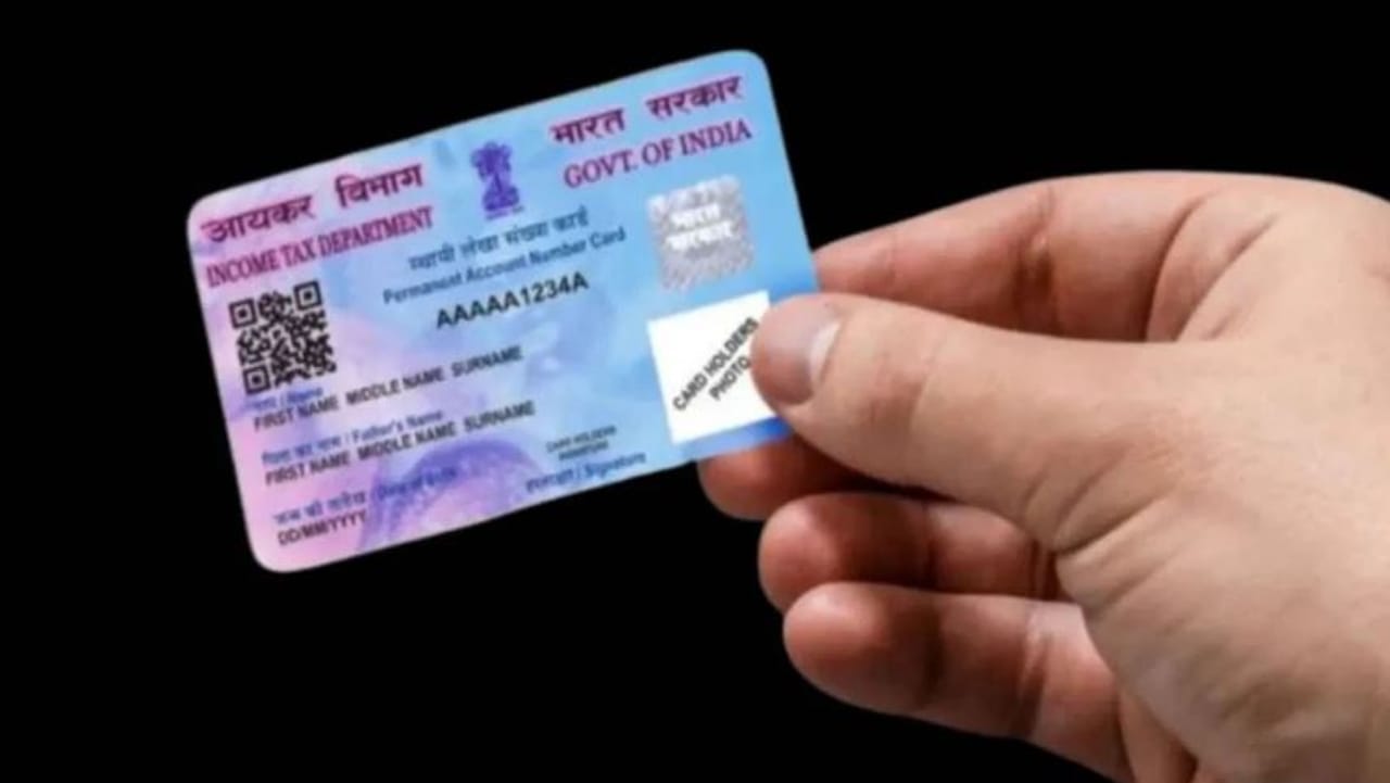 भारतात कोणतीही आर्थिक देवानघेवाण ही प्राप्तिकर कायद्याअंतर्गत वैध असायला हवी. एखाद्या व्यक्तीच्या उत्पन्नाची तसेच कोणत्याही व्यवहराची माहिती ही तुम्हाला त्या व्यक्तीच्या पॅनकार्डच्या मदतीने मिळते.