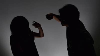 पहाटे नको तेच घडले, सकाळी सकाळी पतीने... महिलेची प्रकृती चिंताजनक, पुण्यात धक्कादायक घटना..