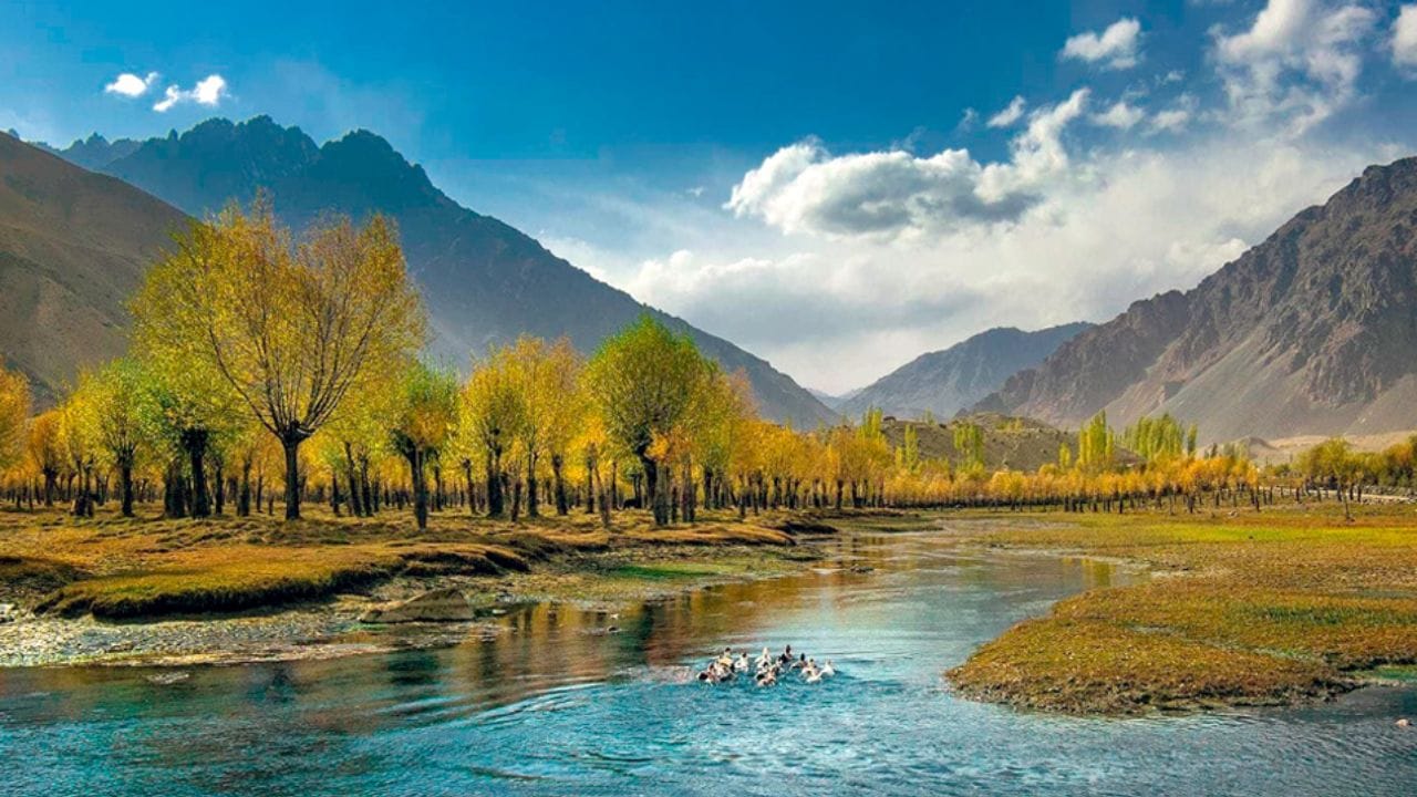 इस्लामाबाद हा स्वतंत्र राजधानी प्रदेश : इस्लामाबाद कॅपिटल टेरिटरी हा कोणत्याही प्रांतात समाविष्ट नसून तो थेट केंद्र सरकारच्या नियंत्रणाखाली आहे.