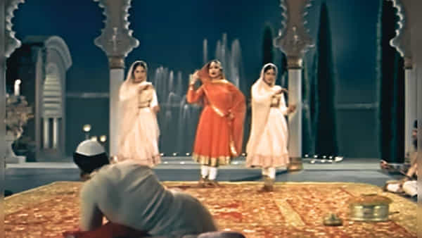 हिंदी सिनेसृष्टीत अशी अनेक अजरामर गाणी आहेत, जी दशकानुदशके रसिकांच्या मनात घर करून राहिली आहेत. संगीत ही अशी एकमेव कला आहे, जी काळाच्या पलीकडे जाऊनही लोकांच्या हृदयात जिवंत राहते.