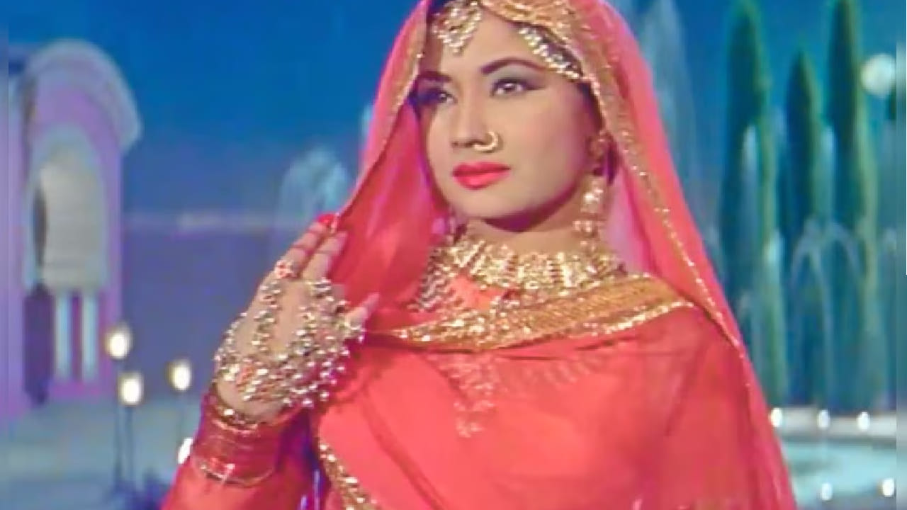 मीना कुमारी यांच्यासारखी महान अभिनेत्री आणि ‘सुरांची कोकिळा’ म्हणून ओळखल्या जाणाऱ्या लता मंगेशकर यांचा आवाज जेव्हा एकत्र येतो, तेव्हा ते गाणं प्रेक्षकांच्या मनाला भिडतं. 'पाकीजा' या चित्रपटात हा संगम पाहायला मिळतो. 