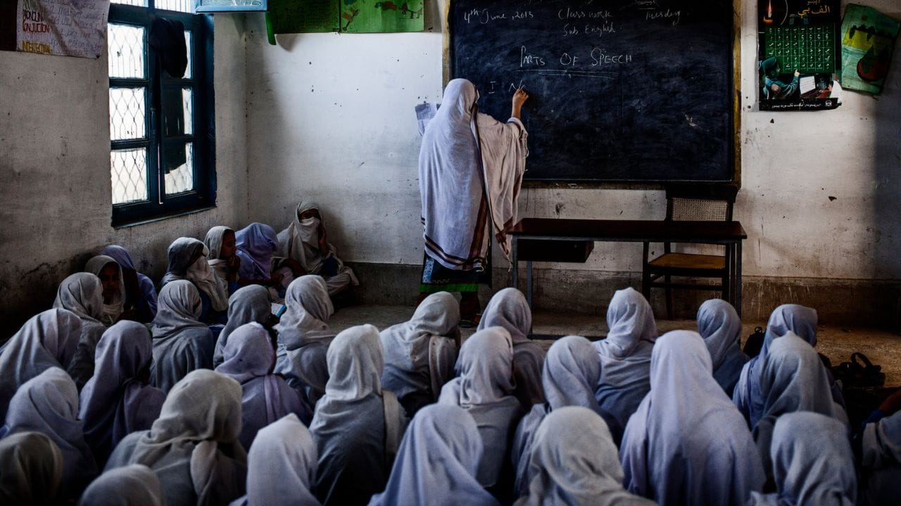 कमकुवत शिक्षण व्यवस्था : कोणत्याही देशाचा विकास त्याच्या शिक्षण व्यवस्थेवर अवलंबून असतो. पाकिस्तानातील कमकुवत शिक्षण व्यवस्थेमुळे हा देश खूप मागे आहे.  