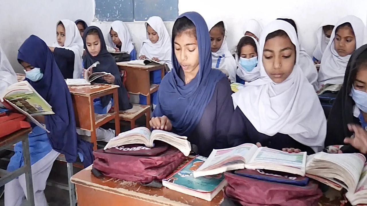 1947 पूर्वी हिंदी शिकवली जात होती : 1947 पूर्वी लाहोरसारख्या सध्याच्या पाकिस्तानच्या भागात हिंदी शिकवली जात होती. मात्र स्वातंत्र्यानंतर, शाळा आणि महाविद्यालयांमधून ती काढून टाकण्यात आली.