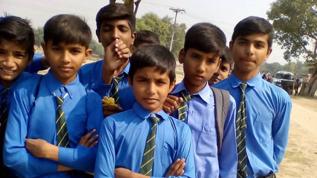 हिंदी शिकवण्यावर बंदी : माध्यमांच्या वृत्तानुसार, भारत आणि पाकिस्तानच्या फाळणीनंतर हिंदी अभ्यास आणि अध्यापनावर बंदी घालण्यात आली. येथील शाळांमध्ये हिंदी शिकवली जात नाही.