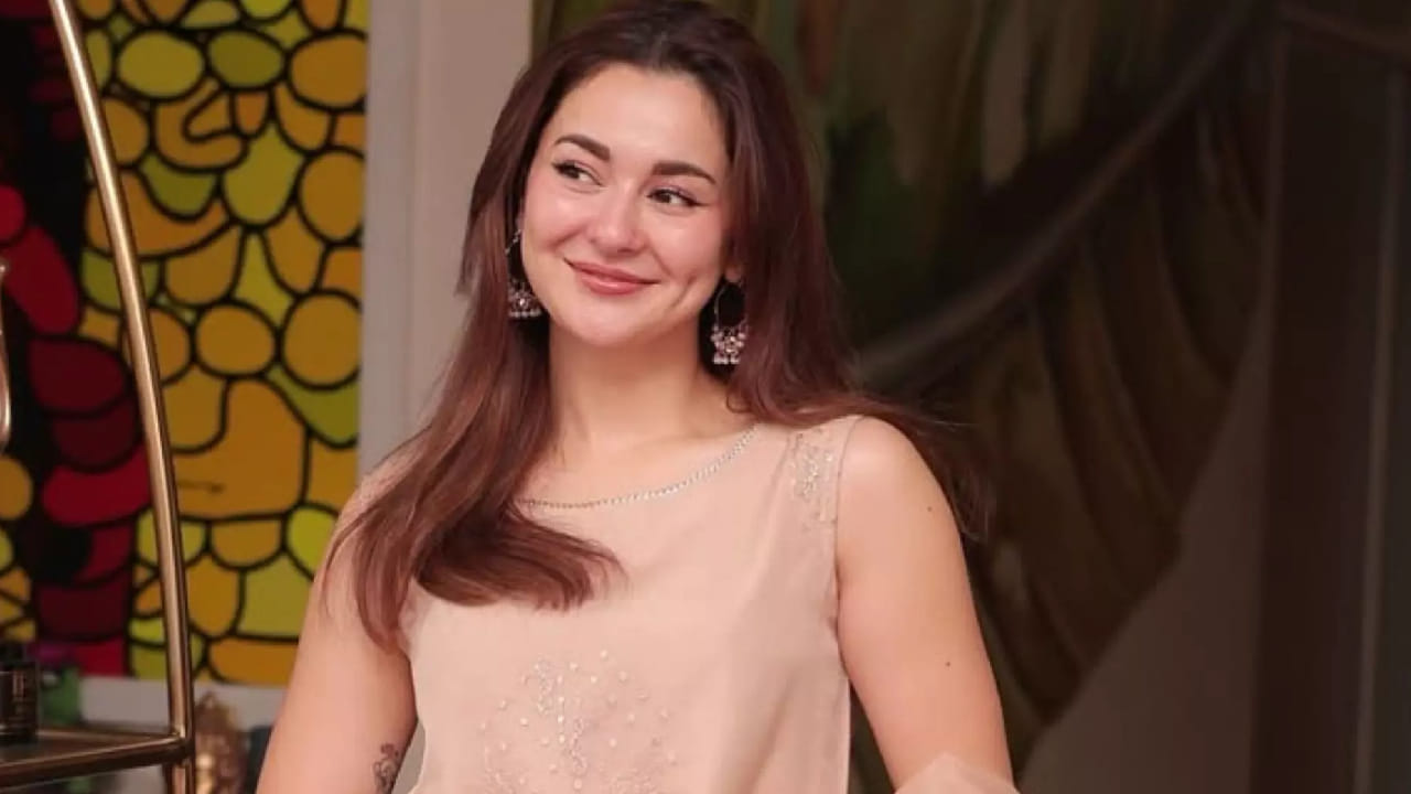 पाकिस्तानचा लोकप्रिय गायक Asim Azhar आणि हानिया आमिर यांच्यातील नातेसंबंधाबाबत चाहत्यांमध्ये कायमच चर्चा रंगत असते. दोघे बऱ्याच काळापासून एकमेकांसोबत दिसत असून लवकरच ते विवाहबंधनात अडकतील अशी अफवा चाहत्यांमध्ये पसरलेली आहे.