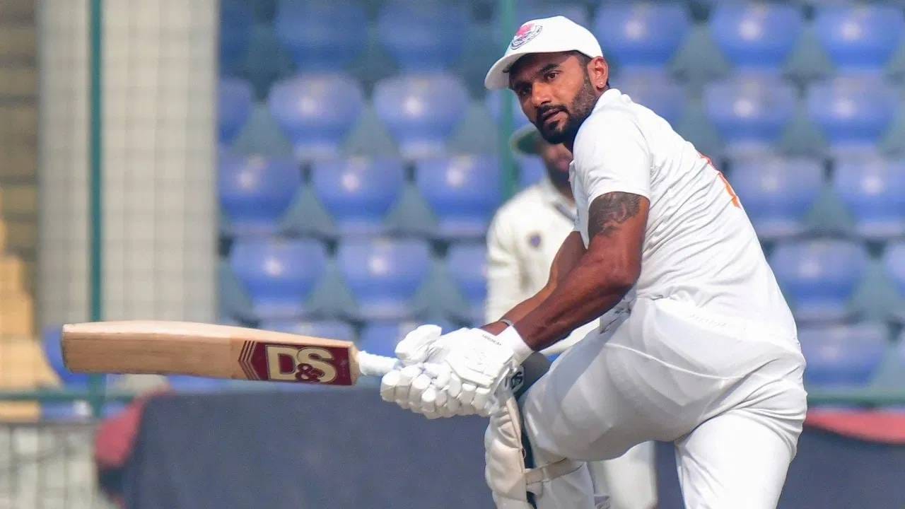 पारस डोगराने ही कामगिरी वयाच्या 41व्या वर्षी केली. इतकंच काय तर जम्मू काश्मीरचं कर्णधारपदही भूषवत आहे. जम्मू काश्मीरने रणजी ट्रॉफीच्या इतिहासात पहिल्यांदाच उपांत्य फेरी गाठली आहे. (Photo: PTI)