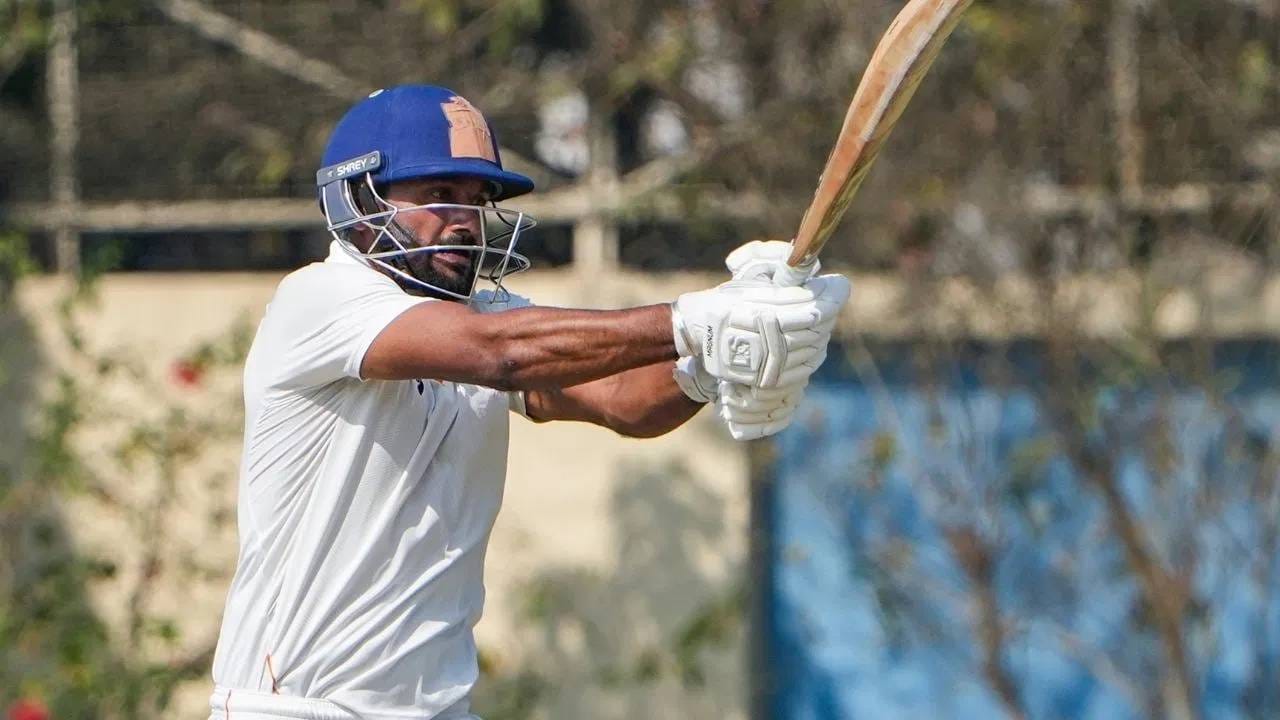 देशांतर्गत क्रिकेटमधील अनुभवी फलंदाज म्हणून पारसकडे पाहिलं जातं. त्याने 146व्या रणजी ट्रॉफी स्पर्धेत 10 हजार धावांचा पल्ला गाठला. यात त्याने 33 शतकं ठोकली आहे. अशी कामगिरी करणारा वसिम जाफरनंतर दुसरा फलंदाज आहे. (Photo: PTI)