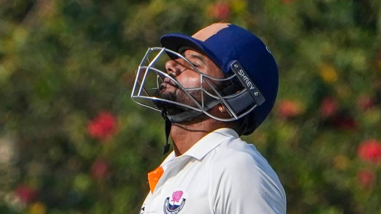 रणजी ट्रॉफी 2025-26 स्पर्धेच्या दुसर्‍या उपांत्य फेरीत पारस डोगराने बंगालविरुद्ध ही कामगिरी केली. त्याने या सामन्यातील पहिल्या डावात 58 धावा केल्या आणि मैलाचा दगड गाठला. त्याच्या नावावर मोठ्या विक्रमाची नोंद झाली आहे. (Photo: PTI)