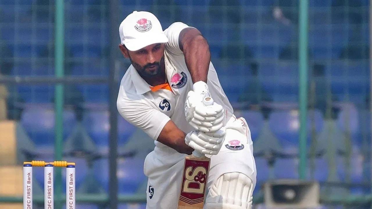 देशांतर्गत क्रिकेटमधील रणजी ट्रॉफी ही सर्वात जुनी आणि मोठी स्पर्धा आहे. या स्पर्धेत चांगली कामगिरी करणाऱ्या खेळाडूंना भारतीय संघात स्थान मिळतं. या स्पर्धेत एका खेळाडूने 10 हजार धावांचा पल्ला गाठला आहे. जम्मू काश्मीरचा कर्णधार पारस डोगराने ही कामगिरी केली आहे. (Photo: PTI)