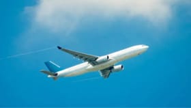 विमानाच्या सीटचा रंग नेहमी निळाच का असतो? एअर होस्टसने सांगितलं कारण.