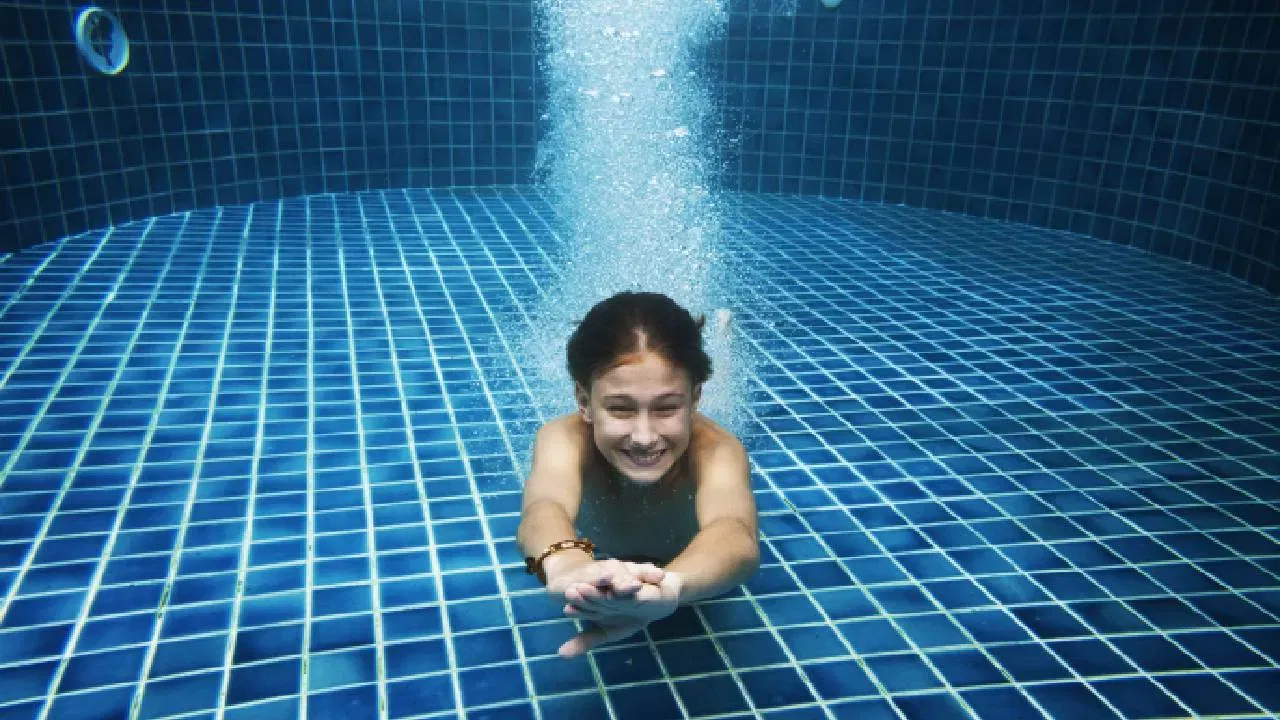 निळ्या रंगाच्या टाईल्स: स्विमिंग पूल बांधताना त्याच्या तळाशी आणि बाजूंना सहसा निळ्या, हलक्या हिरव्या किंवा 'अ‍ॅक्वा' रंगाच्या टाईल्स वापरल्या जातात. जेव्हा पूलमध्ये पाणी भरले जाते, तेव्हा या टाईल्सचा रंग अधिक गडद आणि स्पष्टपणे निळा दिसू लागतो.