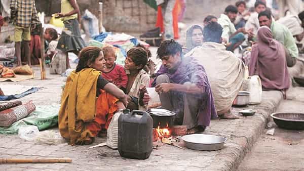 गरिबीचे प्रमाण : नंदुरबार हा महाराष्ट्रातील सर्वात गरीब जिल्हा आहे. या जिल्ह्यातील गरिबीचे प्रमाण महाराष्ट्रात सर्वाधिक आहे. विविध अहवालानुसार, या जिल्ह्यातील सुमारे 33% ते 52% जनता आजही गरिबी रेषेखाली किंवा बहुआयामी गरिबीमध्ये जीवन जगत आहे. राज्याच्या सरासरीच्या तुलनेत हे प्रमाण खूपच जास्त आहे.