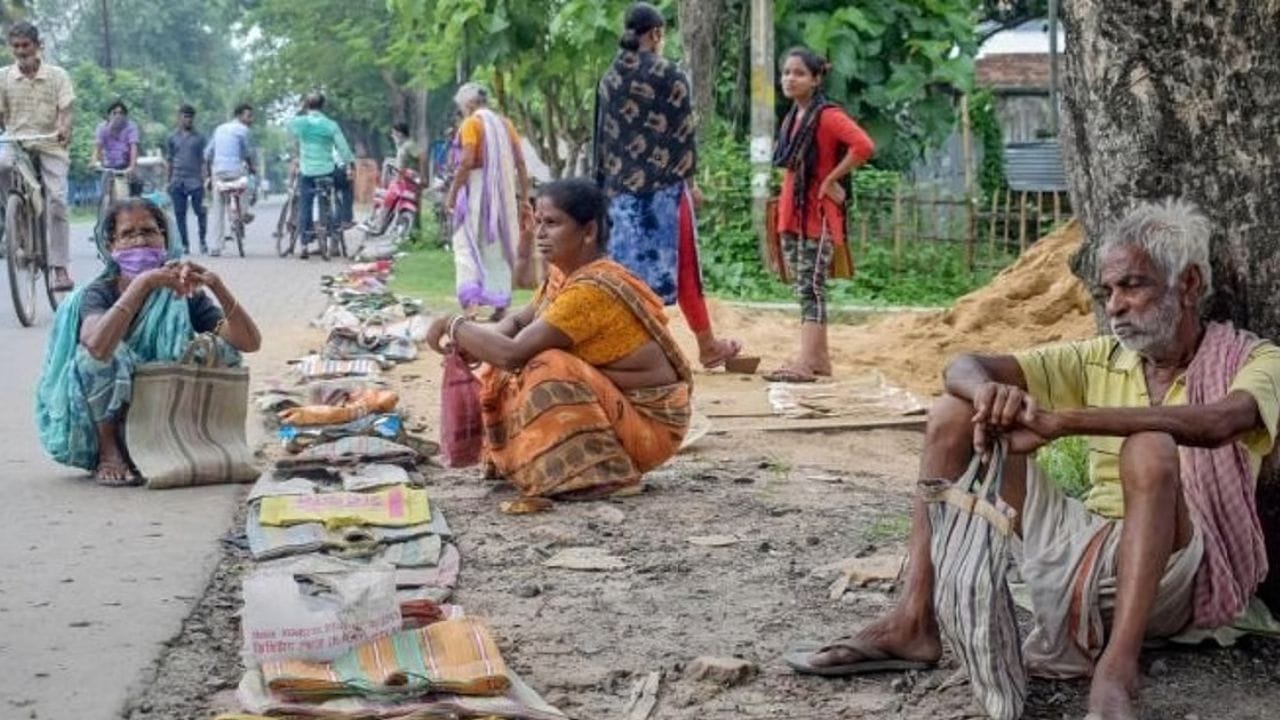 भौगोलिक स्थान आणि दुर्गमता : हा जिल्हा महाराष्ट्राच्या उत्तर टोकाला, सातपुडा पर्वतरांगांच्या कुशीत वसलेला आहे. दुर्गम डोंगराळ भाग आणि घनदाट जंगलांमुळे या भागाचा विकास उर्वरित महाराष्ट्राच्या तुलनेत संथ गतीने झाला आहे. 