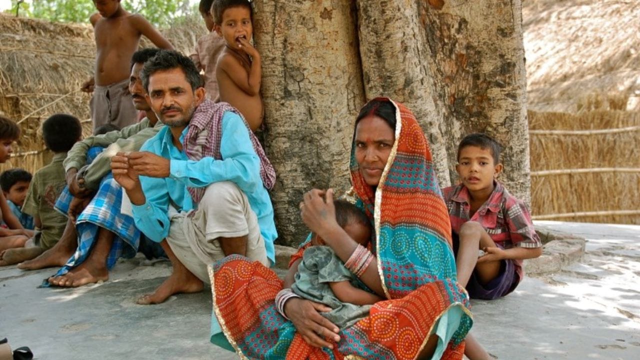 दरडोई उत्पन्न : बिहारचे प्रतिव्यक्ती उत्पन्न देशातील सर्व राज्यांमध्ये सर्वात कमी आहे. राज्याच्या एकूण लोकसंख्येच्या तुलनेत आर्थिक उत्पादन (GSDP) कमी असल्याने प्रति व्यक्ती उत्पन्न कमी राहते. यामुळे कुटुंबांचे सरासरी मासिक उत्पन्न मर्यादित असते.