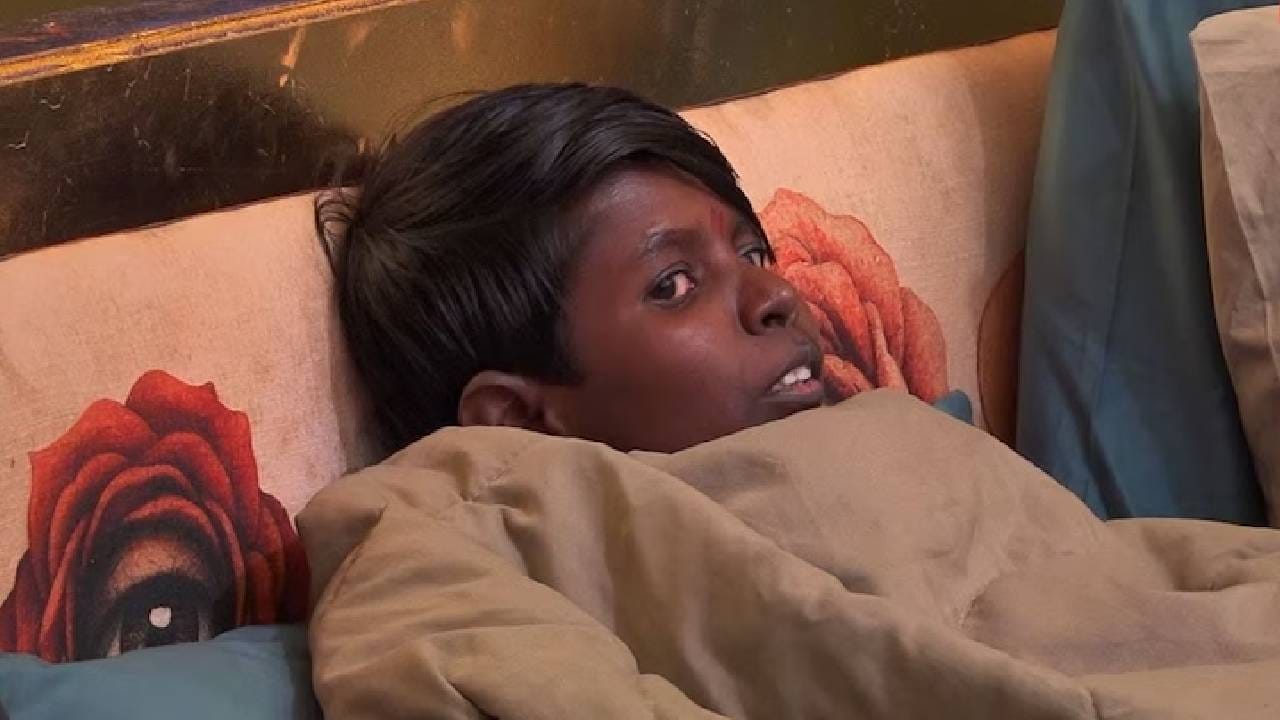 प्रभू म्हणतो, "मी अशा खुर्चीवर बसलो होतो जिथून मी दिसत नव्हतो. तिने इकडे-तिकडे बघितलं, मग माइक काढून घेतला आणि मेकअपच्या पिशवीत ठेवला. आतमध्ये एवढी छोटी पिशवी... रात्री ती काहीतरी करणार आहे!"