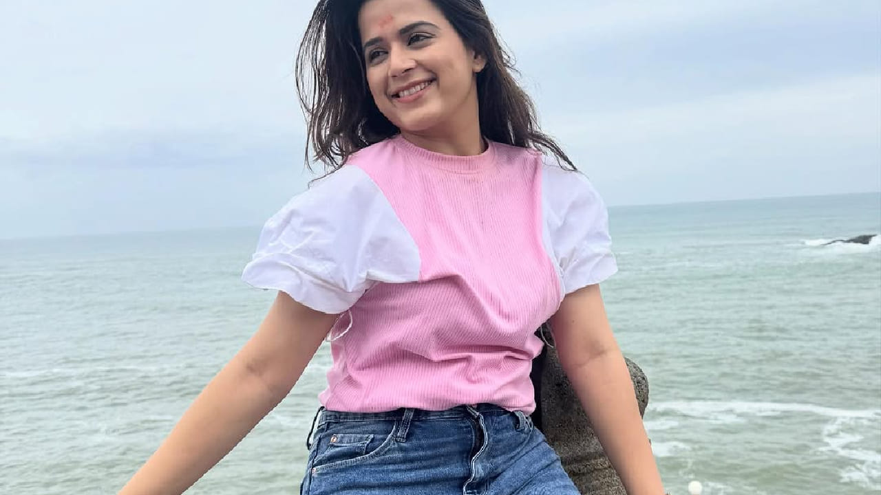 तिने गुलाबी रंगाचा रिब्ड टॉप परिधान केला असून त्याला पांढऱ्या रंगाच्या फुगीर बाह्यांचे आकर्षक डिझाईन आहे. या टॉपसोबत तिने गडद निळ्या रंगाची हाय-वेस्ट जीन्स घातली आहे. साध्या पण स्टायलिश पेहरावामुळे तिचे सौंदर्य अधिक खुलून आले आहे.