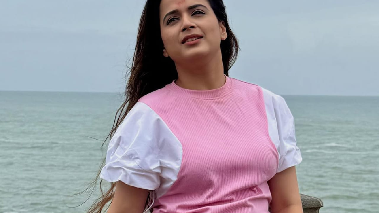 दक्षिण भारतातील निसर्गरम्य किनाऱ्यावरून तिने शेअर केलेले फोटो सोशल मीडियावर चांगलेच चर्चेत आले आहेत. भारताच्या दक्षिण टोकावरील प्रसिद्ध पर्यटनस्थळ Kanyakumari येथील समुद्रकिनाऱ्यावर प्राजक्ता निवांत क्षण एन्जॉय करताना दिसत आहे. 