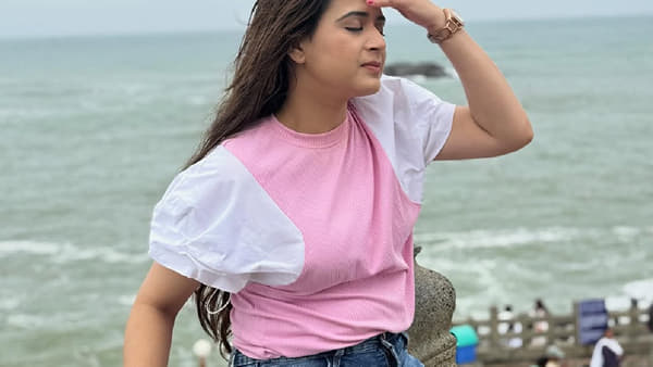 मराठी चित्रपटसृष्टीतील लोकप्रिय आणि देखणी अभिनेत्री प्राजक्ता गायकवाड सध्या आपल्या व्यस्त कामकाजातून वेळ काढत कन्याकुमारी येथे सुट्ट्यांचा आनंद लुटत आहे.