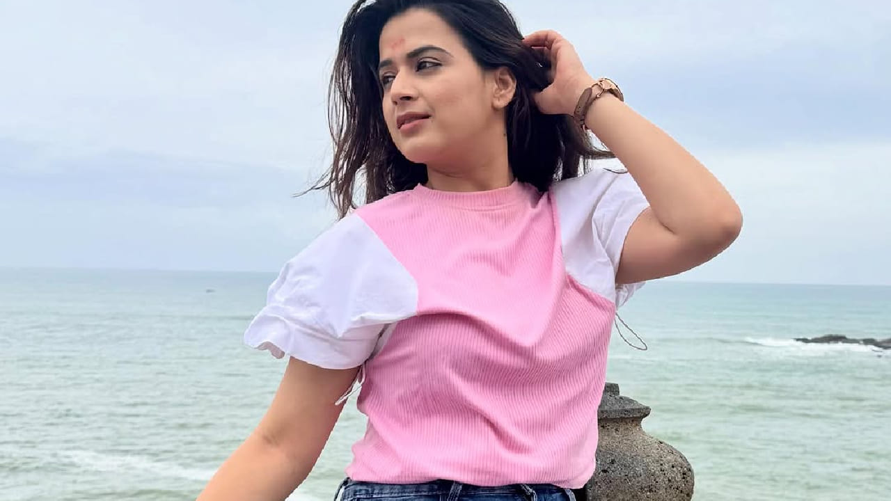 मोकळे केस सोडून, हलका मेकअप आणि कपाळावर छोटीशी टिकली लावून तिने आपला लूक पूर्ण केला आहे. तिच्या या नैसर्गिक आणि फ्रेश अंदाजाचे चाहत्यांकडून भरभरून कौतुक होत आहे.