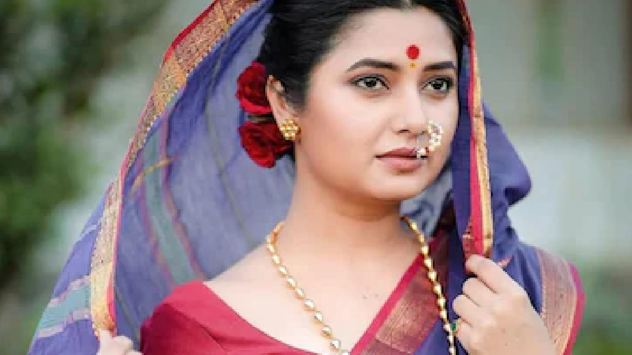 'अशी एक फिलॉसॉफी आहे की मागील जन्मातील जो तुमचा शत्रू असतो, तोच या जन्मात तुमचा जोडीदार बनतो. जर मागील जन्मातील शत्रुत्व सौम्य असेल तर या जन्मातलं नातंही सौम्य आणि समंजस असतं. माझं वाचन खूप असल्यामुळे प्रेमाची संकल्पनाच माझ्यासाठी बदलून गेली आहे असं तिने म्हटलं आहे. 