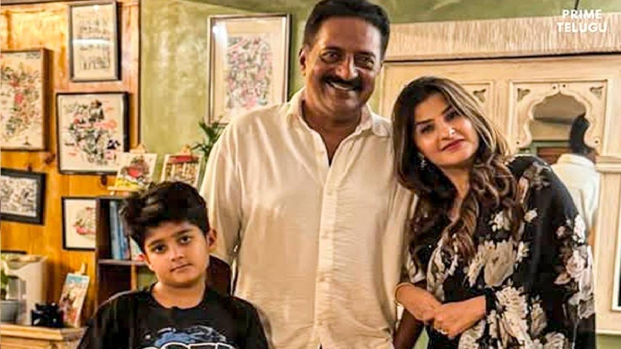 अभिनेते प्रकाश राज यांनी त्यांचा मुलगा सिद्धूला गमावलं होतं. पतंग उडवताना उंचावरून पडल्याने त्याचं निधन झालं होतं. त्यावेळी तो फक्त पाच वर्षांचा होता. मुलाच्या मृत्यूने ते पूर्णपणे खचले होते. 
