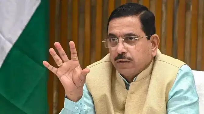 राहुल गांधींना नियमांचा अर्थ कळत नाही, त्यामुळे ते काहीही बोलतात - केंद्रीय मंत्री प्रल्हाद जोशी