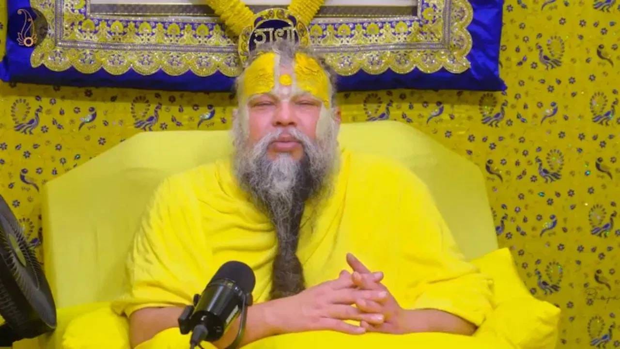 ते म्हणाले की काही गोष्टी सार्वजनिक करणे, दिखावा करणे दृष्ट लागण्यासारखं आहे. त्यामुळे उलट तुमचे नुकसान होईल. तुमच्याकडे दहा लाख रुपये आहे हे जर तुम्ही जाहीर केले तर हा पैसा फार काळ तुमच्याकडे टिकणार नाही. कोणी ना कोणी तुमच्याकडे पैसा मागेल