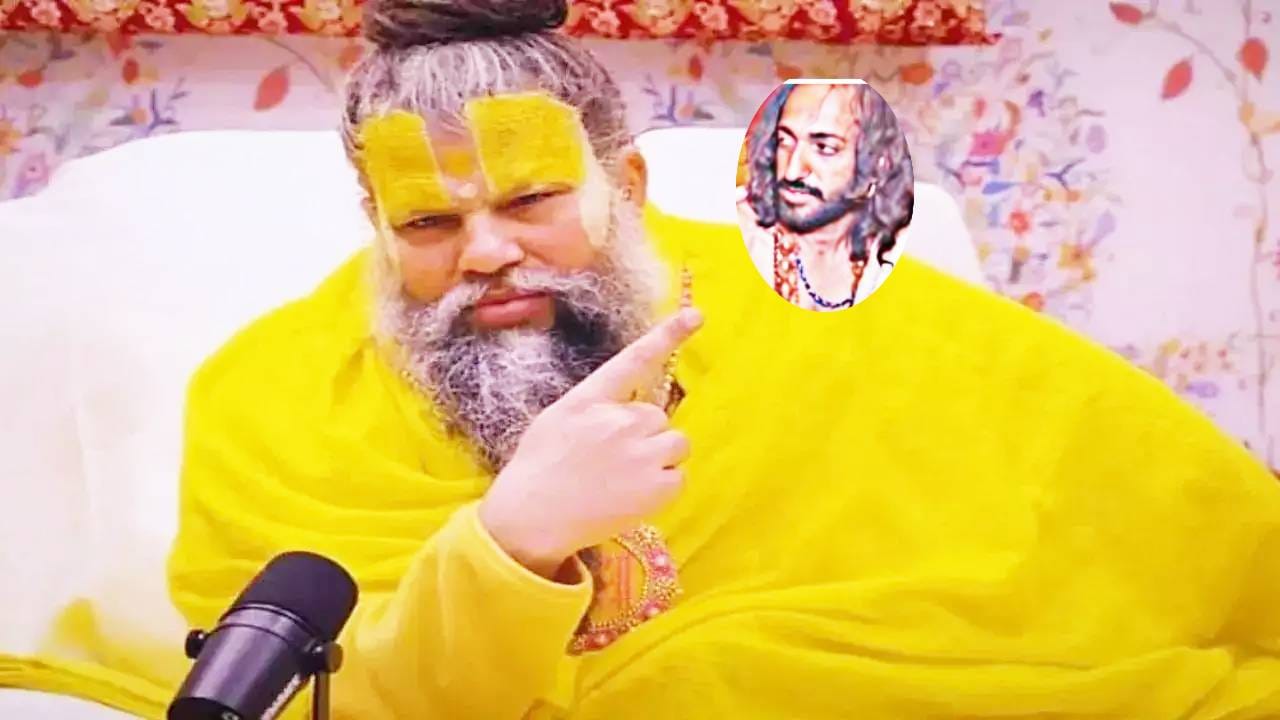 एका महिला भाविकाने बिछाण्यावर बसून नामस्मरण करता येते की नाही याविषयीचा प्रश्न विचारला होता. त्यावर प्रेमानंद महाराजांनी दिलेले उत्तर सर्वांनाच आश्चर्याचा धक्का देणारे आहे. बिछान्यावर, शौचास गेल्यावरही देवाचे नाव घेता येते असे प्रेमानंद महाराजांनी सांगितले. त्यासाठी त्यांनी एका श्लोकाचा उल्लेख केला. 