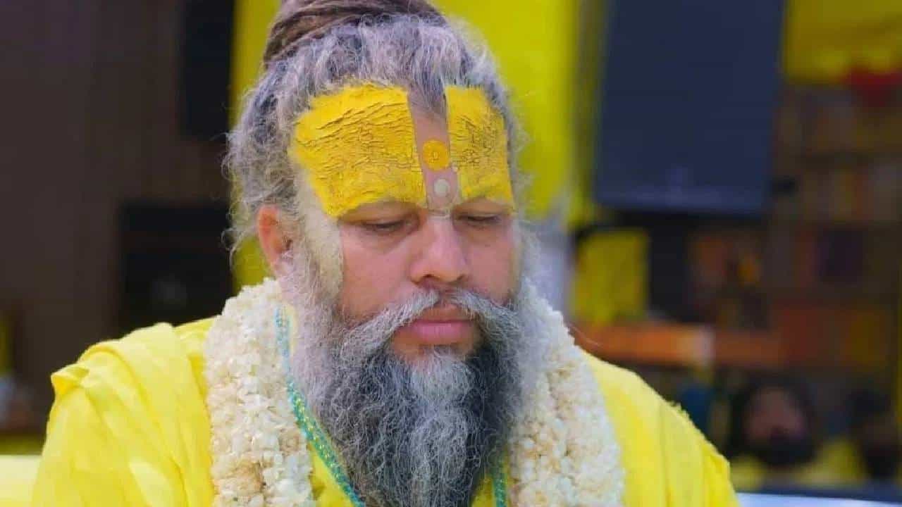 Premanand Maharaj Gurumantra: काही जण रस्त्याने जाताना, एखादं काम करताना, शौचास गेल्यावर वा समागमाच्या काळातही काही जणांना देव आठवतो. पण असं करणं योग्य आहे की नाही असा प्रश्न अनेकांना पडतो. अनेकांना हा प्रश्न सतावतो. काय आहे त्याचे उत्तर?